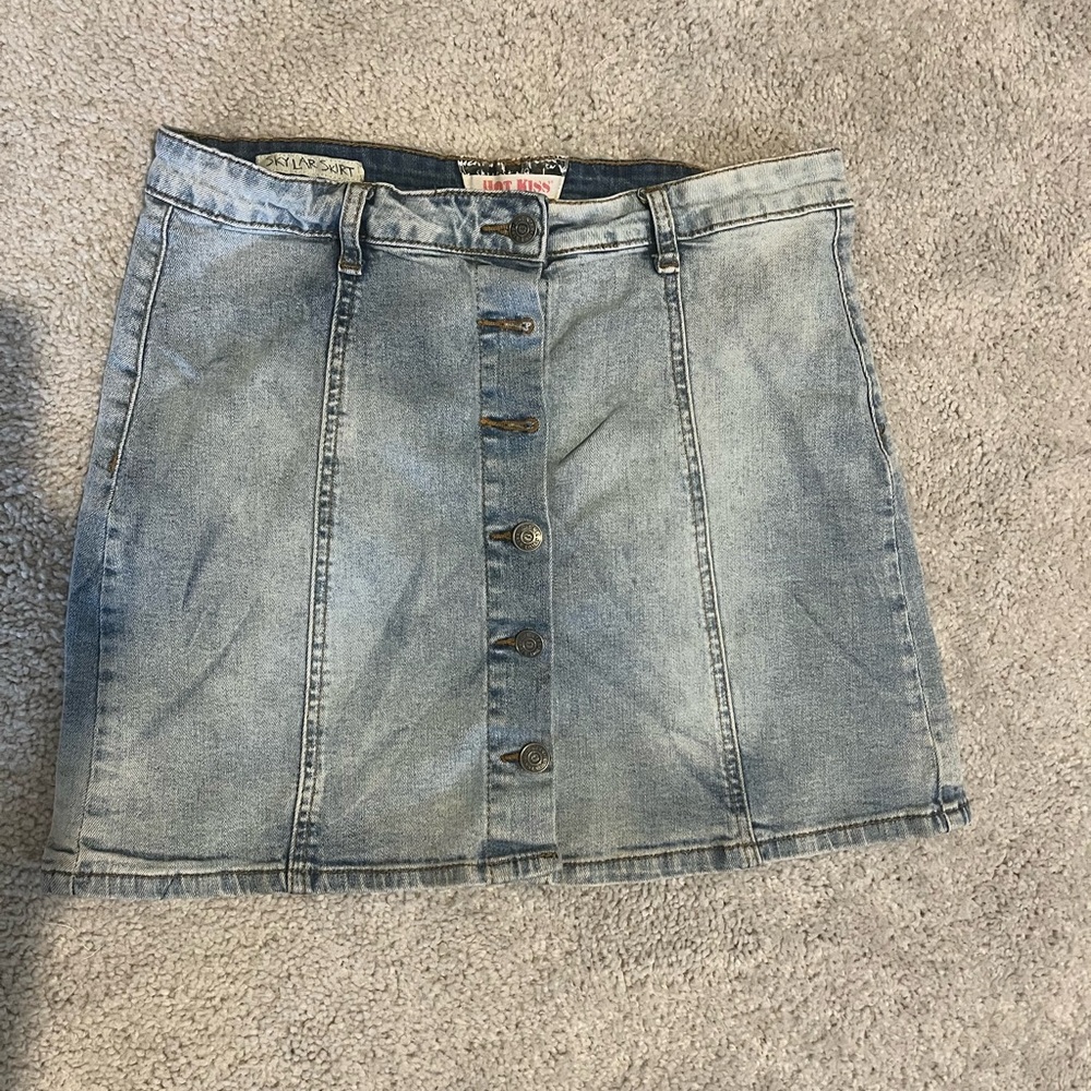 Hot Kiss “Skylar” Denim Mini Skirt – Size Large 💙✨